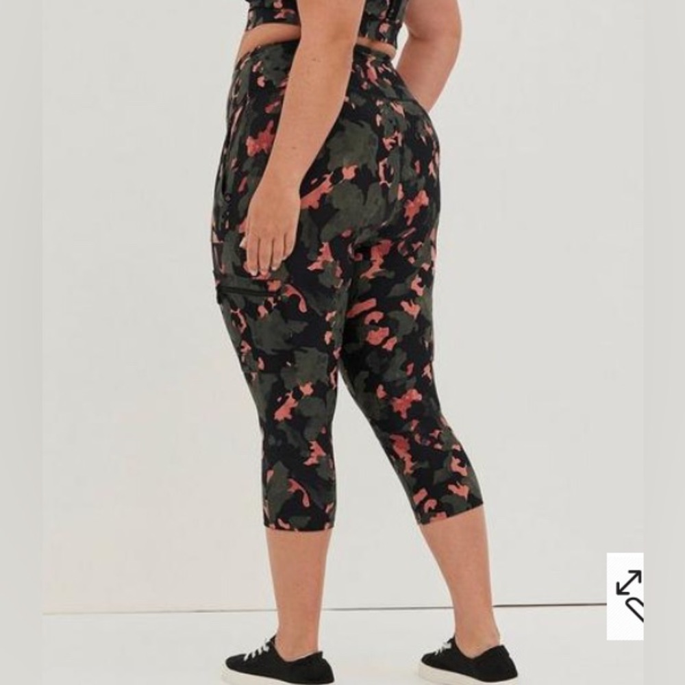 LOWEST🌺 NWT TORRID 3X PERFORMANCE CORE CAMO w/POCKETS CROP PANTS - Picture 7 of 12